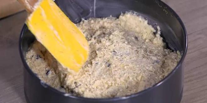 Рецепт творожник с миндалем и вяленой вишней