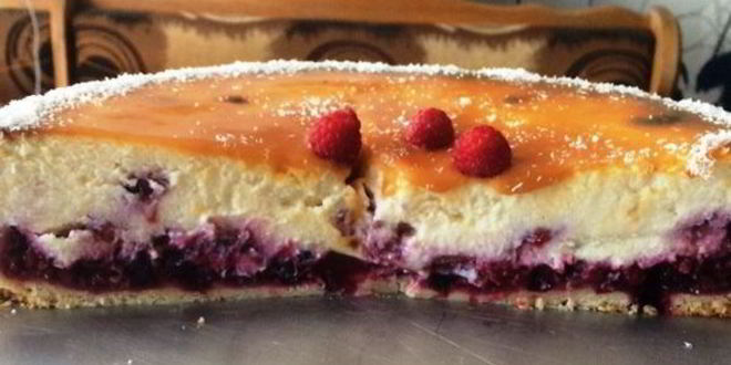 Рецепт творожник с ягодной прослойкой и соленой карамелью
