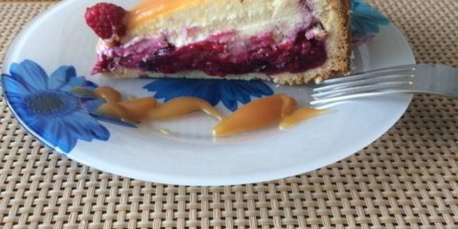 Рецепт творожник с ягодной прослойкой и соленой карамелью