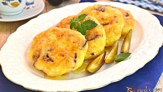 Рецепт Творожные сырники с тыквой и сливами