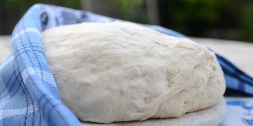 Как приготовить дрожжевое тесто для пирожков на кефире