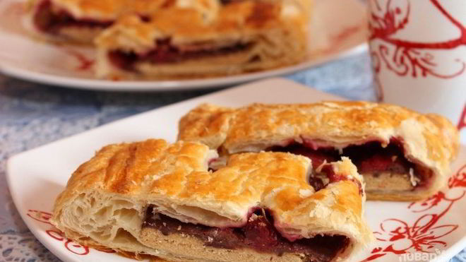 Рецепт Слоеное бездрожжевое тесто с вишней