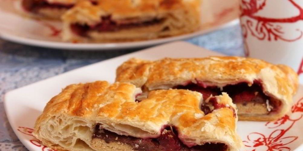 Как приготовить слоеное бездрожжевое тесто с вишней