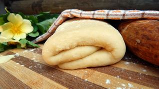 Рецепт Слоеное дрожжевое тесто для булочек с сыром
