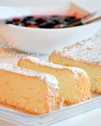 Бисквит на белках Пища Ангелов с ягодным соусом