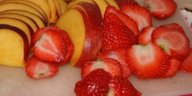 Рецепт бисквитный фруктовый торт со сливочным кремом к празднику день семьи, любви и верности