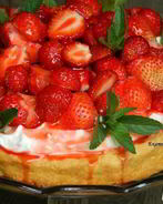 Летний торт с клубникой и йогуртом