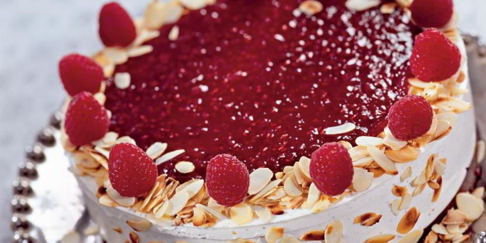 Как приготовить миндальный торт с малиной