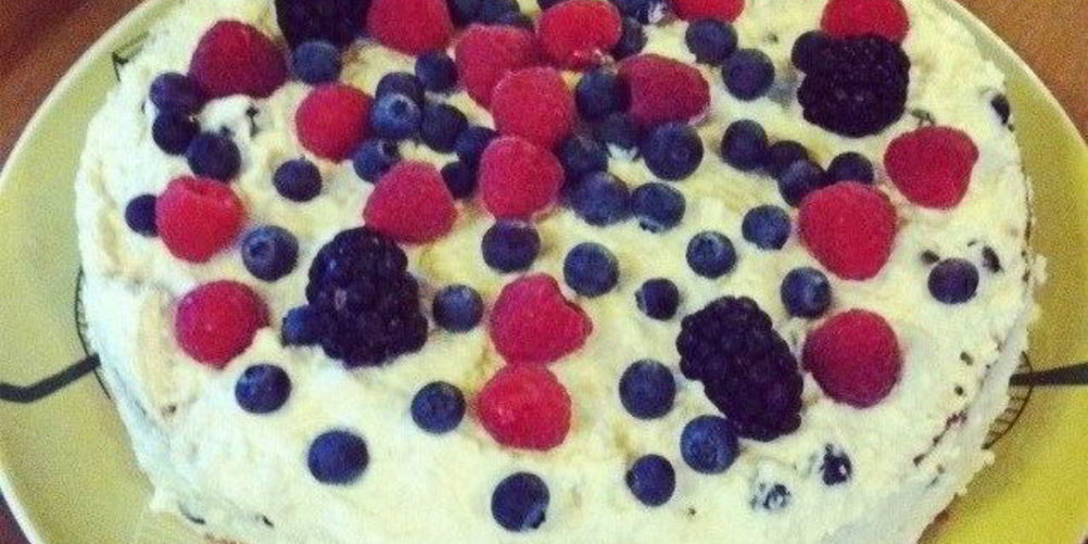 Как приготовить нежный торт с голубикой