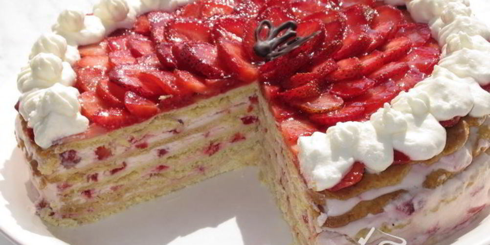 Как приготовить песочный торт с клубникой