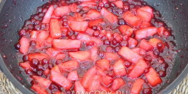 Рецепт торт бисквитный с клюквой и яблоком клубничка