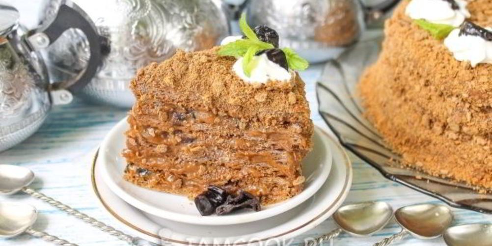 Рецепт торт медовик с черносливом и грецкими орехами
