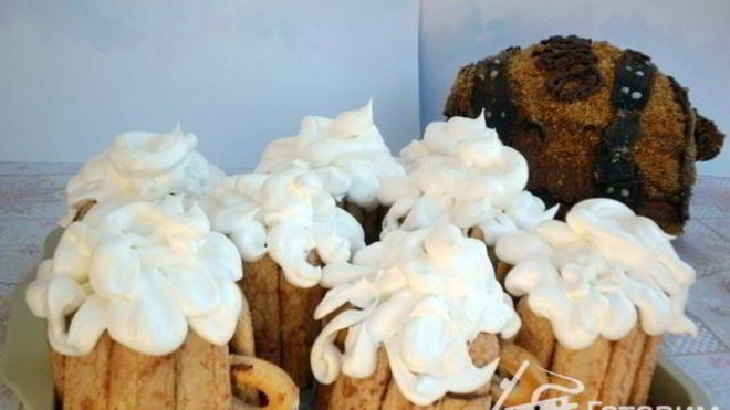 Рецепт Торт Пивные кружки с бочкой пива медовые шарики