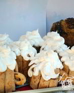 Торт Пивные кружки с бочкой пива медовые шарики