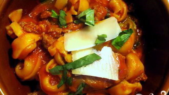 Рецепт Тортеллини с колбасой и томатным соусом