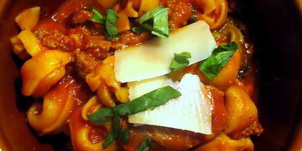 Как приготовить тортеллини с колбасой и томатным соусом