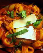 Тортеллини с колбасой и томатным соусом