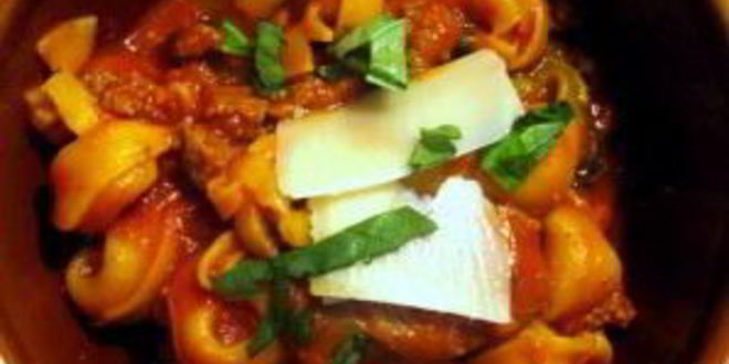 Рецепт тортеллини с колбасой и томатным соусом