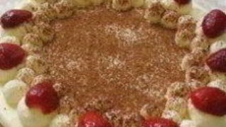 Рецепт Тортик с клубникой и взбитыми сливками