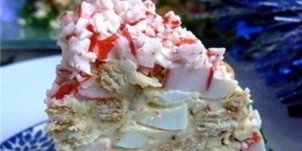 Как приготовить закусочный торт с крабовыми палочками