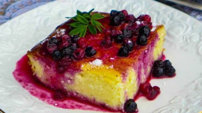 Рецепт Творожная запеканка на сметане с ягодным соусом