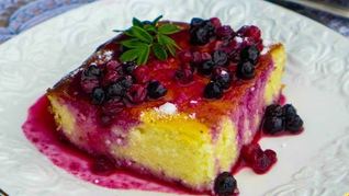 Рецепт Творожная запеканка на сметане с ягодным соусом