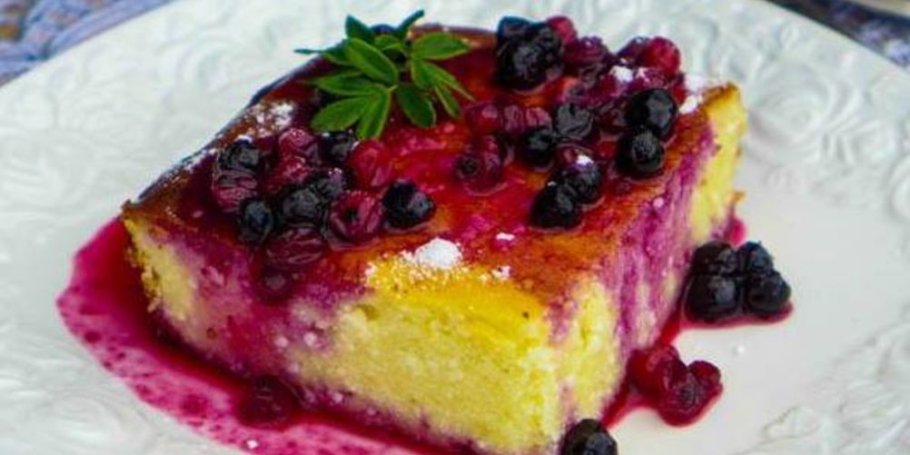 Как приготовить творожная запеканка на сметане с ягодным соусом