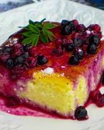 Творожная запеканка на сметане с ягодным соусом