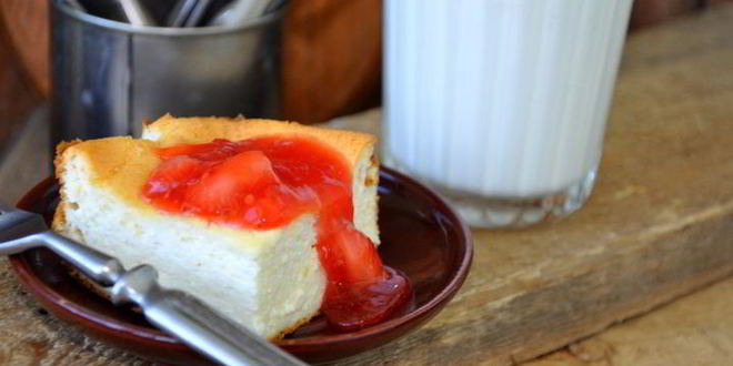 Рецепт творожная запеканка с клубничным соусом