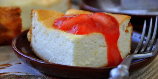 Рецепт творожная запеканка с клубничным соусом