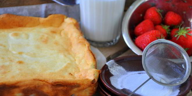 Рецепт творожная запеканка с клубничным соусом