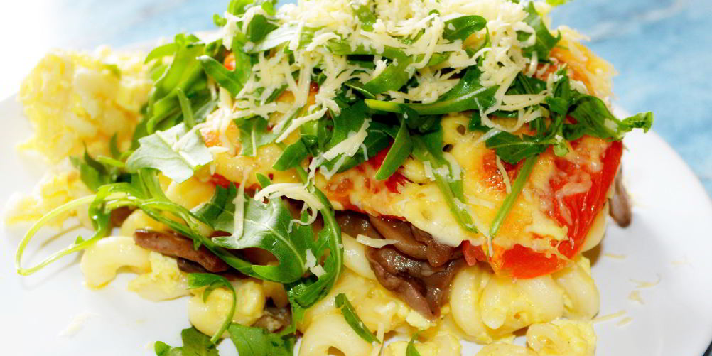 Как приготовить запеканка из макарон с сыром, помидорами и грибами