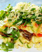 Запеканка из макарон с сыром, помидорами и грибами