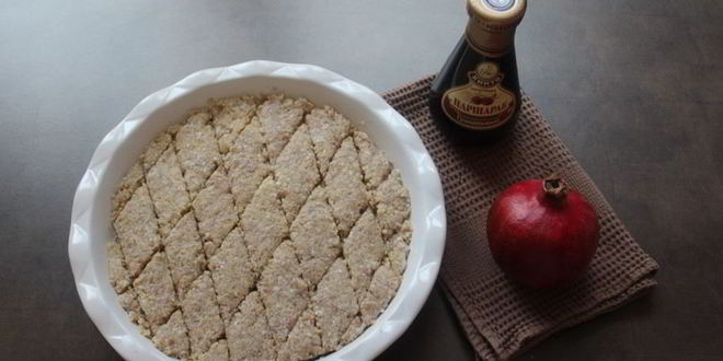 Рецепт запеканка с луковым соусом и кедровыми орешками