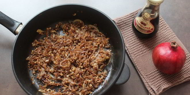 Рецепт запеканка с луковым соусом и кедровыми орешками