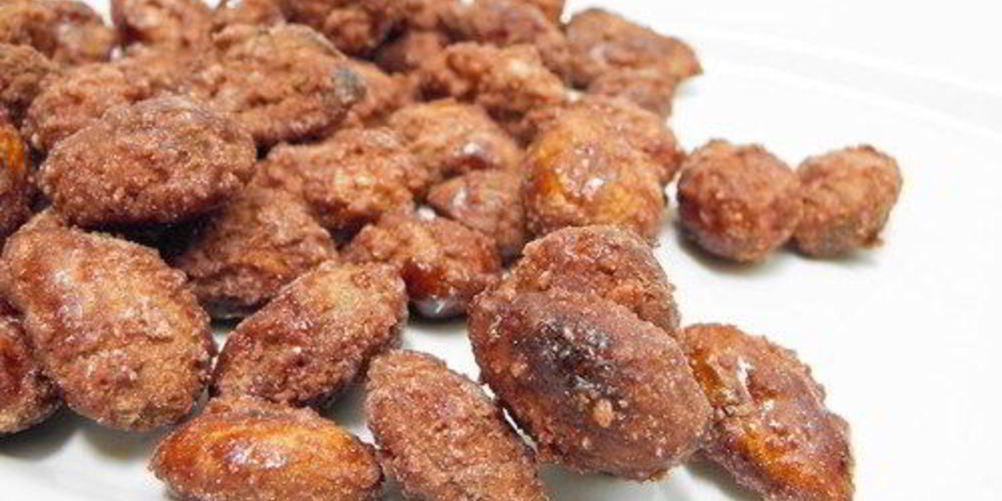 Как приготовить хрустящие орехи в кокосовой стружке и карри