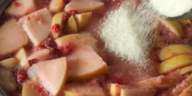 Рецепт компот из персиков, яблок и малины с мелиссой