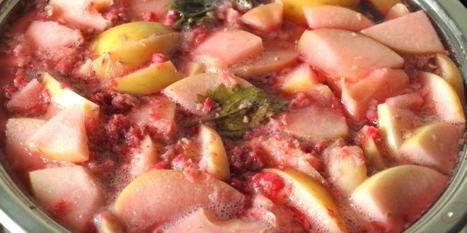 Рецепт компот из персиков, яблок и малины с мелиссой