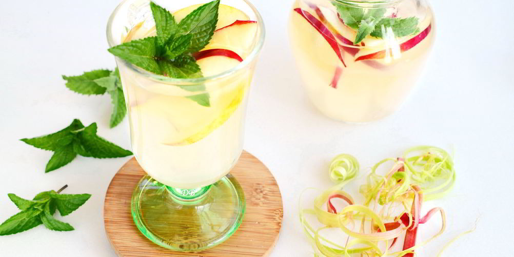 Как приготовить компот с ревенем и яблоками