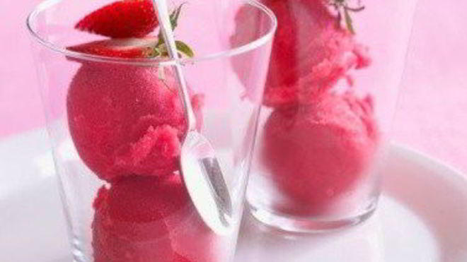 Рецепт Маринованная клубника в бальзамическом уксусе с клубничным шербетом и амаретти