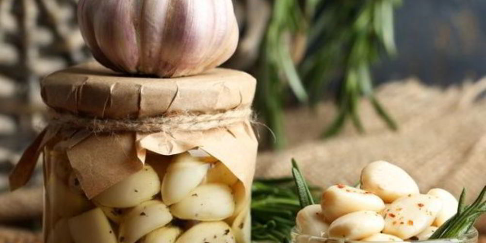 Как приготовить маринованный чеснок