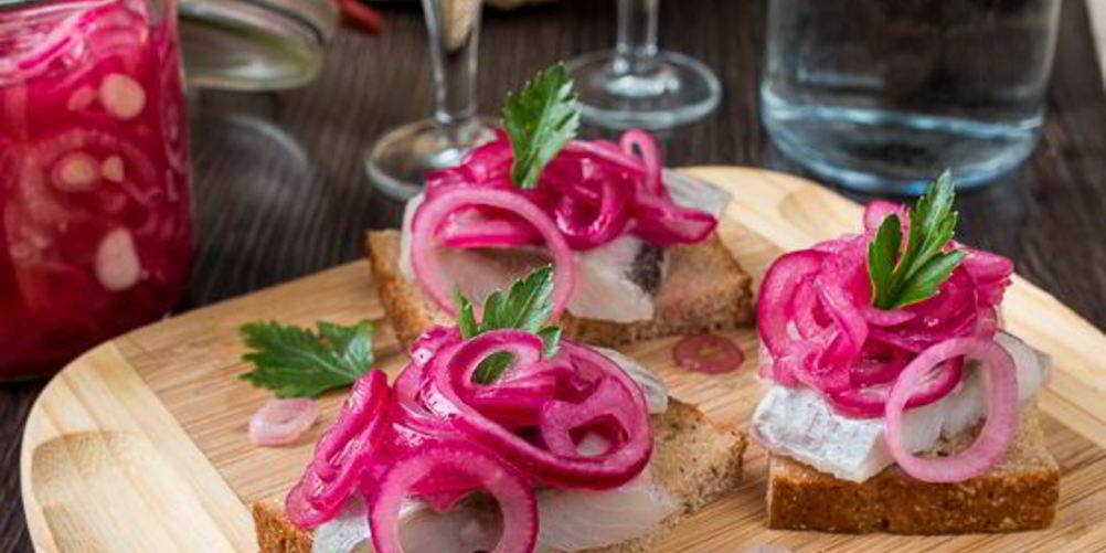 Как приготовить маринованный красный лук