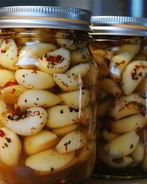 Маринованный молодой чеснок