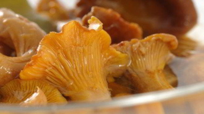 Рецепт Маринованные лисички с изюмом