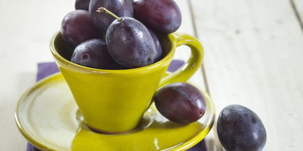 Как приготовить маринованные сливы с чесноком