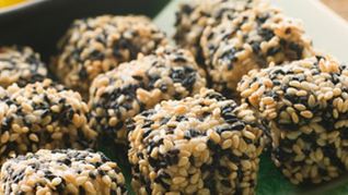 Рецепт Обжаренные в кунжуте Тофу с маринованным дайконом и соусом Понзу