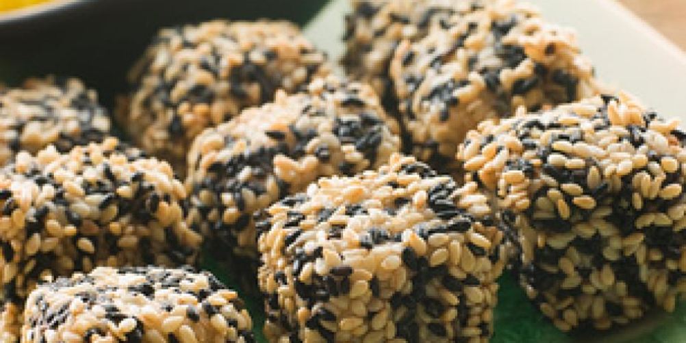 Как приготовить обжаренные в кунжуте тофу с маринованным дайконом и соусом понзу