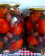Помидоры маринованные с виноградом