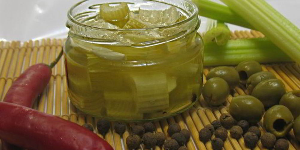 Как приготовить в масле маринованный сельдерей