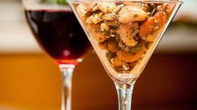 Рецепт Пряные орехи с чесноком и имбирем